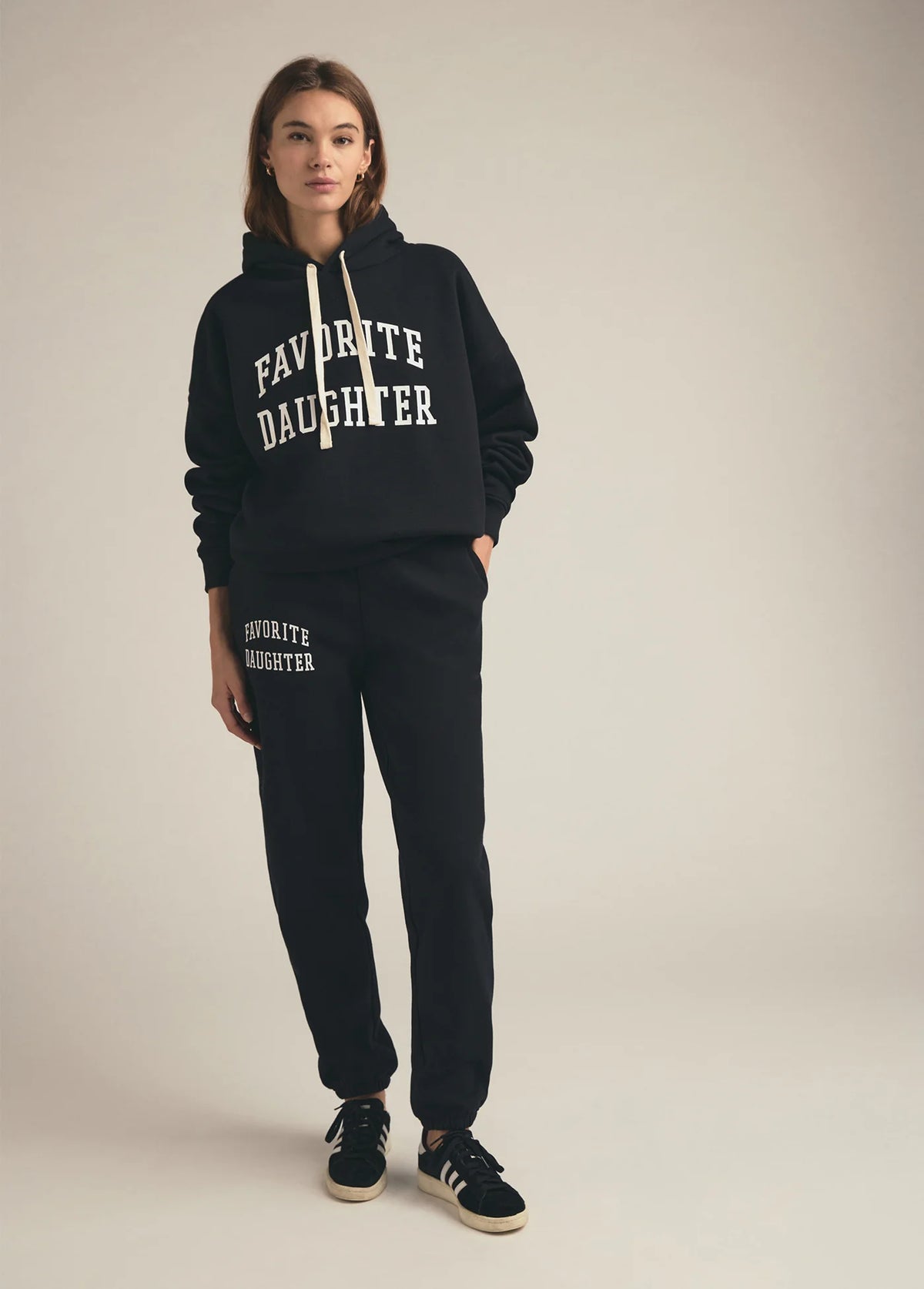 "The Collegiate" Hūdijs